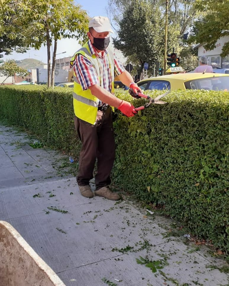 punetorettirane's tweet photo. Jeta urbane është më e mrekullueshme kur jetohet në natyrë.A do të dukej Tirana kaq e  gjelbër dhe e sistemuar,pa përkujdesjen e punëtorëve të qytetit?!Është një pyetje retorike, për të cilën bindemi çdo ditë e më shumë;se natyra dhe gjelbërimi kanë ngulur rrënjë thellë në Tiranë https://t.co/CHZKCta1qA
