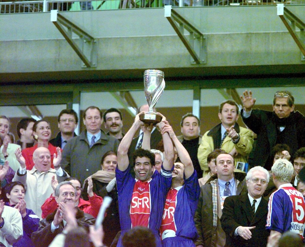 4 avril 1998 : après avoir sorti l'Olympique Lyonnais, Montpellier, Metz et LensLe Paris Saint Germain remporte sa finale contre les Girondins de Bordeaux sur le score de 2-2 (4-2 aux tab) au Stade de France devant 77 700 personnes.80' - Simone 106' - Raí 