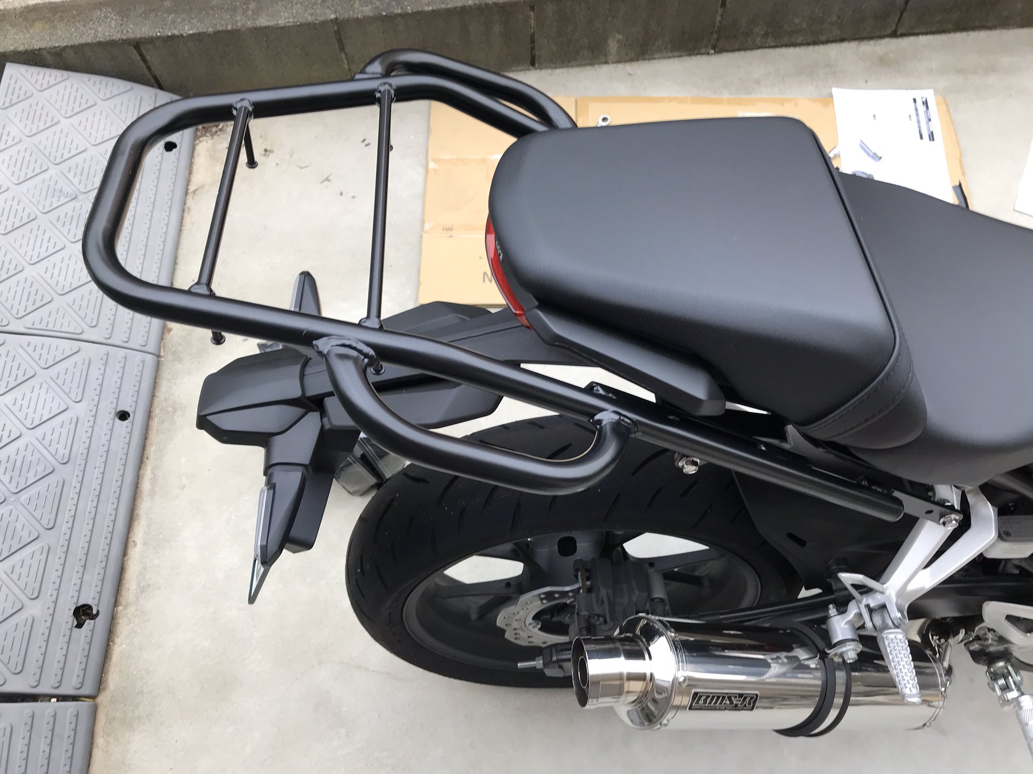 ひこ 帰宅して ちゃちゃっとバイク片付けて一服なう Cb250rのサイドバックはキャリアにサポート溶接したから安定感バッチリだった キャリアに付いてたタンデムグリップも切り落としたしね Cb250rのローダウンも良かったみたい つーか 俺は