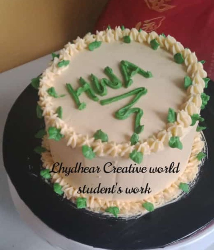 ladylhydhear's tweet photo. It's her parents anniversary, and my student decides to bake them a cake. Day 5 in training, just so you know it's her first attempt #student_work #tutoring #cake_boss #proud_boss https://t.co/0hachW4Phv