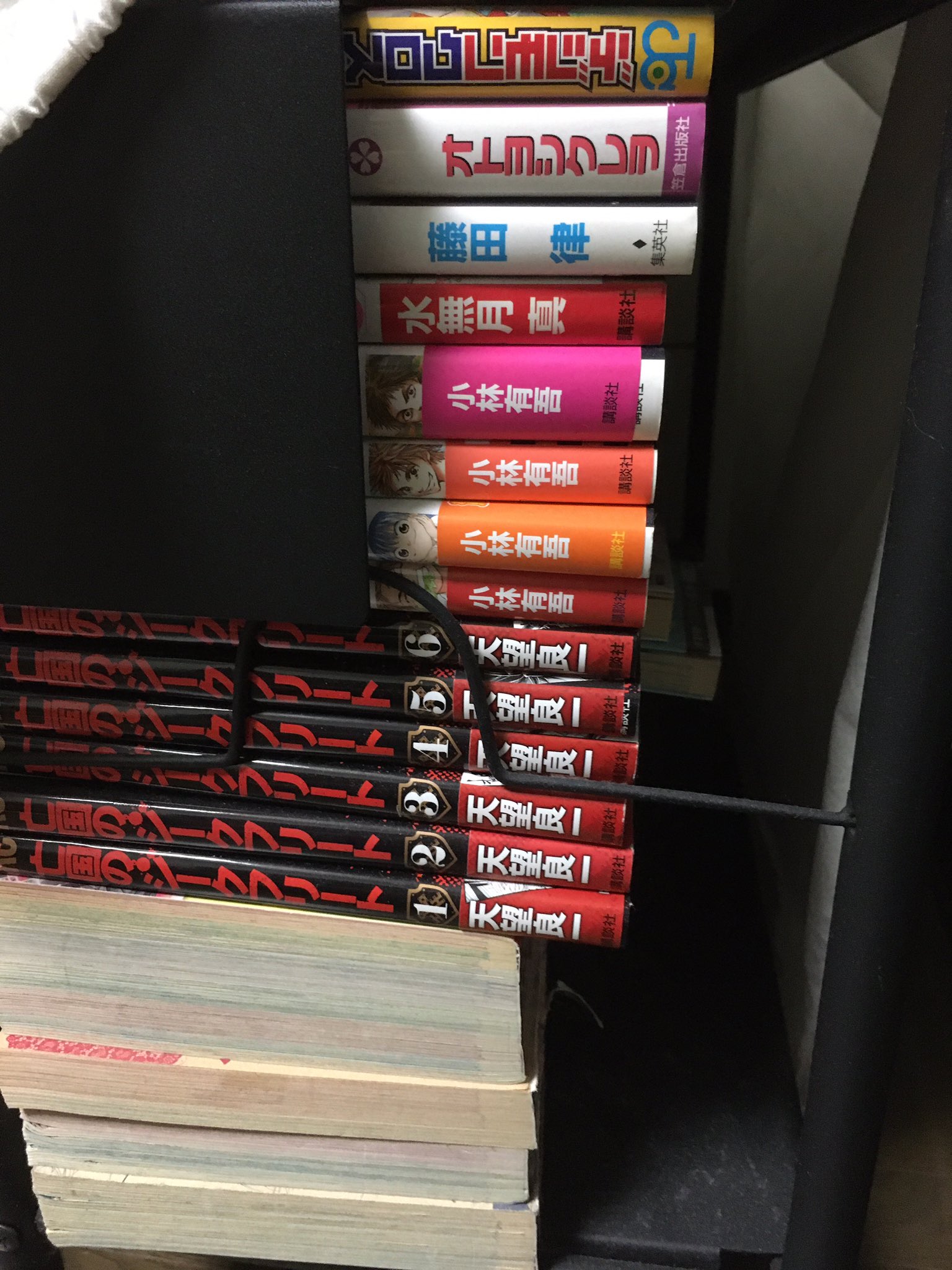 ばば En Twitter 実家の本棚です 藤田律先生は 原色宝石図鑑 水無月真先生は Kiss Meダーリン 3 オトヨシクレヲ 先生は言わずと知れた Sugar Spice ですね 海外マンガは10年位前にグラフィックノベルやり込みしてた頃の痕跡 手近に撮れる範囲の撮影なので