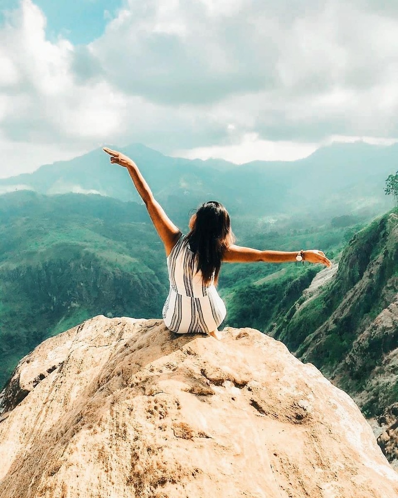 Ella_SriLanka's tweet photo. Paradise found..⛰️❤️
.
.
.
Reposted from @___r.a.v.e.e.n.a___
#travel#srilanka#ella#photography#happytimes#blessed#love#like#best#life#instaclick#instabeauty#instavibes#instahappy #SoSriLanka #ellasrilanka #ellarock #VisitSriLanka #travelsrilanka #srilan… https://t.co/ndMdRea9sf https://t.co/w00h0u4DOe