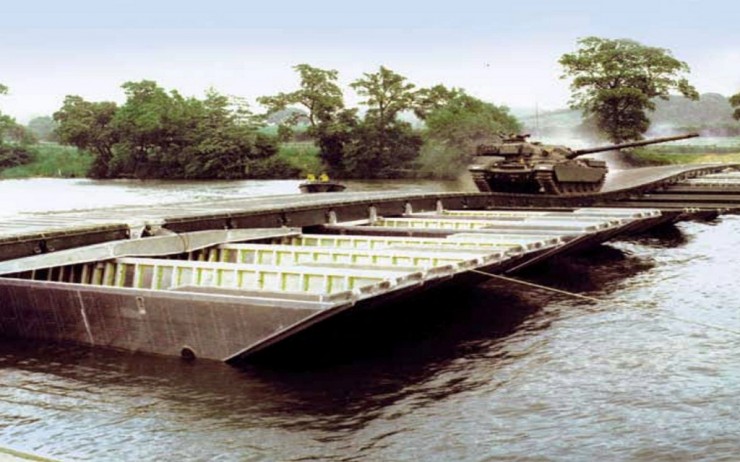 Floating or pontoon bridge, at Class 7, and can be used in single or double-storey configuration depending on the distance between the floating pontoons. MGB’s can also be used to create floating ferries at Class 90./22