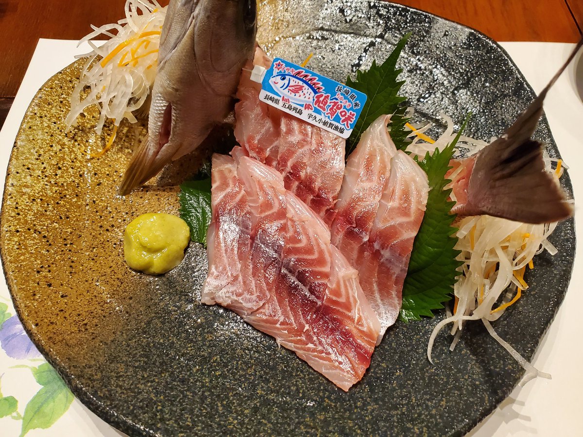 Ystk イサキの刺身 ナマコ酢 スズキのソテー 豚こめかみのグリエ 水餃子 鶏の唐揚げ 出汁巻き卵 焼きおにぎり等を食べた もう何も食えない これで家族4人で1万切るから本当に安い
