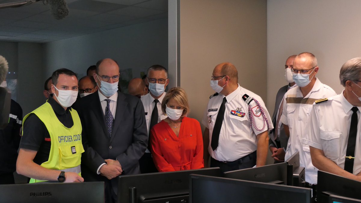 PompiersFR's tweet photo. En visite dans le @Departement_AIN, @JeanCASTEX est venu apprécier l’efficacité de la réponse des secours envers les citoyens, grâce à la plateforme d’urgence commune départementale sapeurs-#pompiers du @sdis01 &amp; #Samu  👩🏻‍🚒👨🏼‍⚕️. 
Il s’est même prêté au jeu de l’opérateur 112. https://t.co/ZDwQ39Ny8R