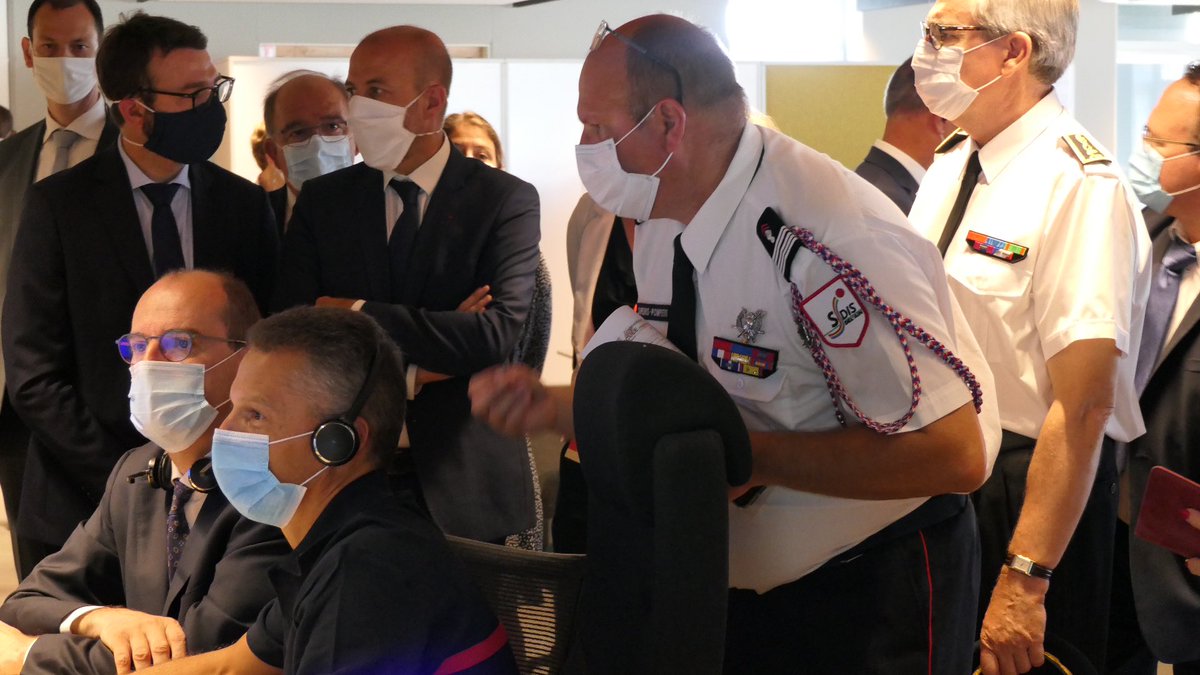 PompiersFR's tweet photo. En visite dans le @Departement_AIN, @JeanCASTEX est venu apprécier l’efficacité de la réponse des secours envers les citoyens, grâce à la plateforme d’urgence commune départementale sapeurs-#pompiers du @sdis01 &amp; #Samu  👩🏻‍🚒👨🏼‍⚕️. 
Il s’est même prêté au jeu de l’opérateur 112. https://t.co/ZDwQ39Ny8R