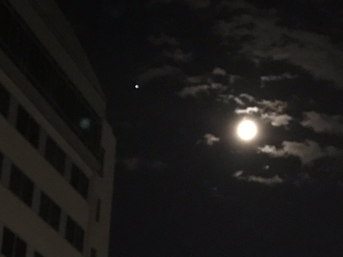 akeyra0629's tweet photo. ほぼ満月
木星(or土星)も見える

満月あるいは満月に近い状態だと、月など引力によって大潮になりやすいんだ。船乗りなった時に知りました…

大潮と満潮時刻が重なった時、津波や大雨などの自然災害が発生した場合には、尋常じゃない殆ど被害を及ぼす可能性があるそうです。(あくまでも可能性の話) https://t.co/C39Z3BAyzk