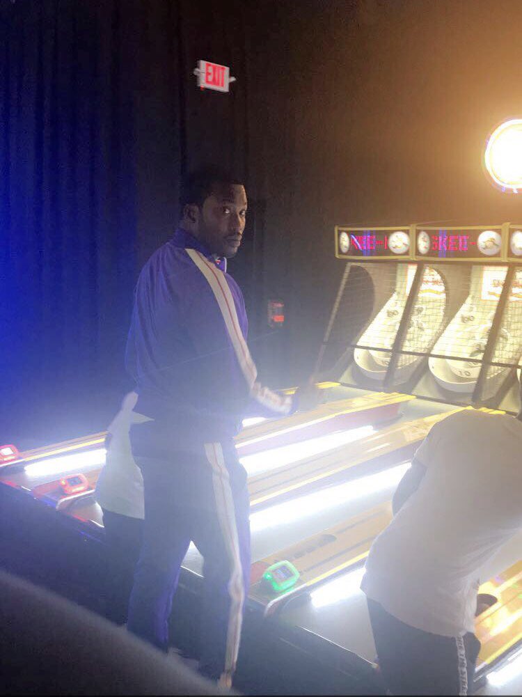 Friendly reminder that 2 years ago today I saw Meek Mill at D&amp;B playing skee ball and I didn’t wanna bother him since he was with his son so I tried to take a picture discretely and left my sound on by accident. I’m forever haunted by this fact and I’m so sorry Meek. <a href="/MeekMill/">MeekMill</a> 😢