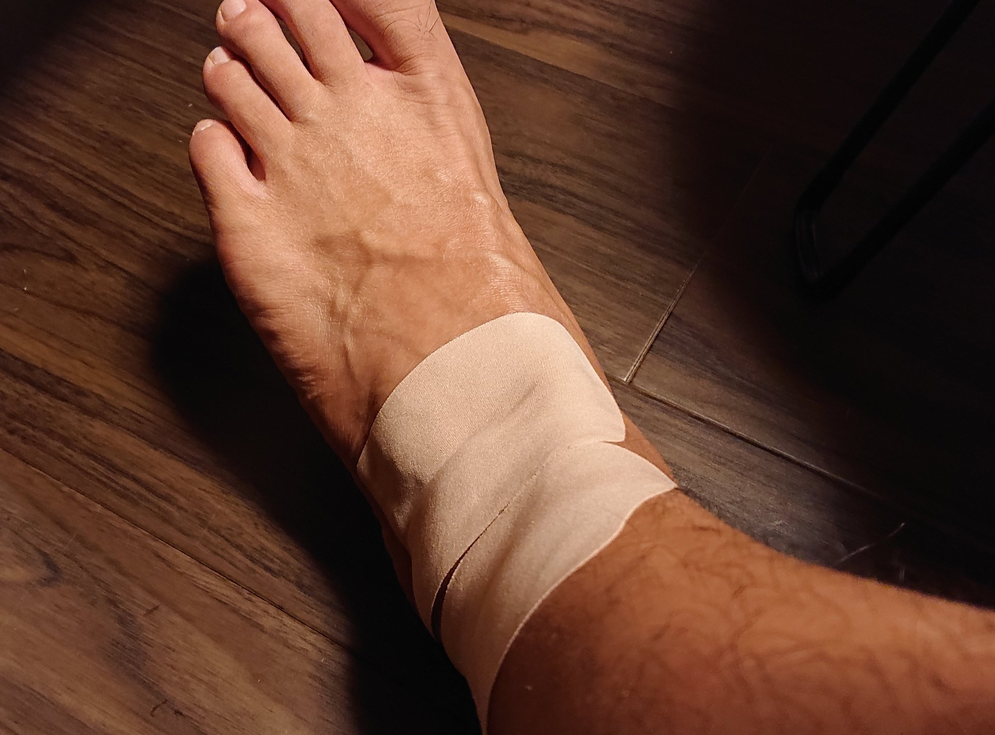 Zen また左足首が腫れてる 昼頃から左足に違和感や痛みがあったんだけど いつの間に捻挫したんだろ 大型の本船と違って狭い小型旅客船の機関室で点検やら作業やらしてると知らぬ間に怪我してることよくあるね 今日はアザ4ヶ所と捻挫1ヶ所 笑っとけ