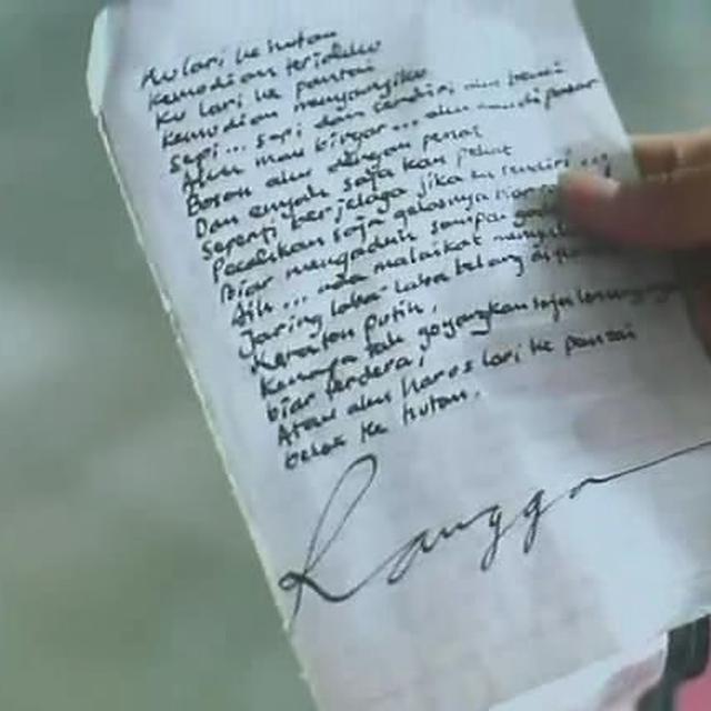 mubimalaysia's tweet photo. Siapa masih ingat puisi Rangga dalam filem ADA APA DENGAN CINTA? Puisi yang dicipta oleh Rako Prijanto menjadi ikonik sehingga hari ini. Ia dibaca secara berganti oleh Rangga (Nicholas Saputra) dan Cinta (Dian Sastrowardoyo). 

Admin kongsikan puisi penuh di bawah. https://t.co/4cLswInPmv
