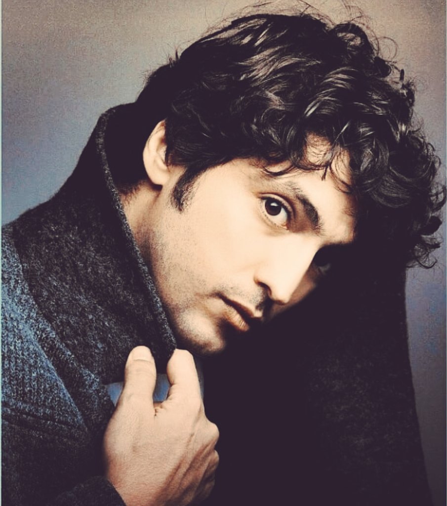 Arkadşalar Allah aşkına yeter artık nolur bu yakışklın doğum güne hepi topu 8 gün kaldı nolur bırakın kavgayı  eğer TT listesine giremsek diğer fandomlar bize bir yerleriyle gülerler 🥺