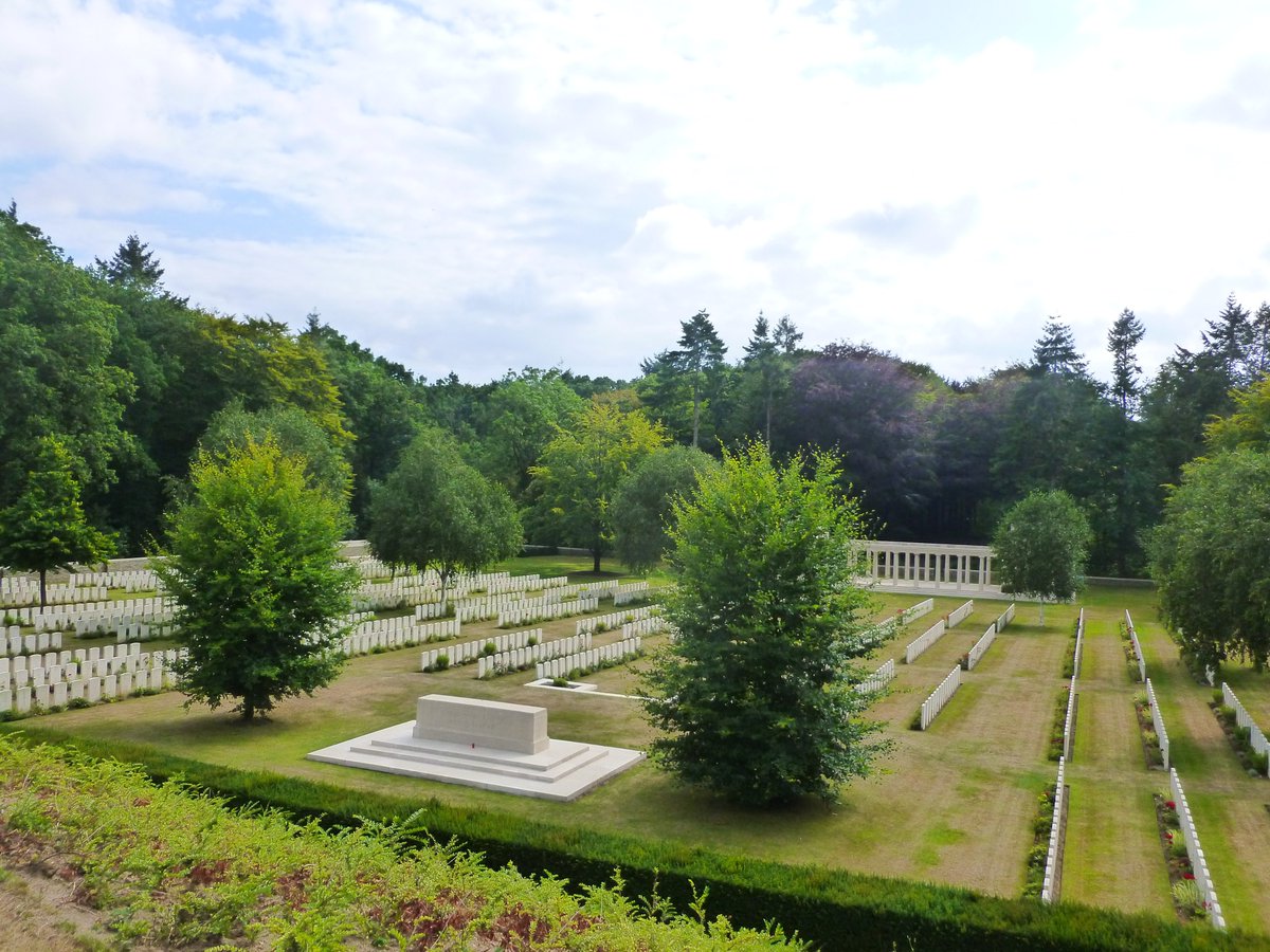 historyupontyne's tweet photo. 1st August 2019 - Up to Belgium for training, visiting the Memorial Museum Passchendaele 1917 which was incredibly interesting and informative.
I'd never been to Buttes New British Cemetery or Polygon Wood before, but I had been to Lijssenthoek. #CWGC #CWGFInterns #WWI #Belgium https://t.co/BOYXnwP7q0