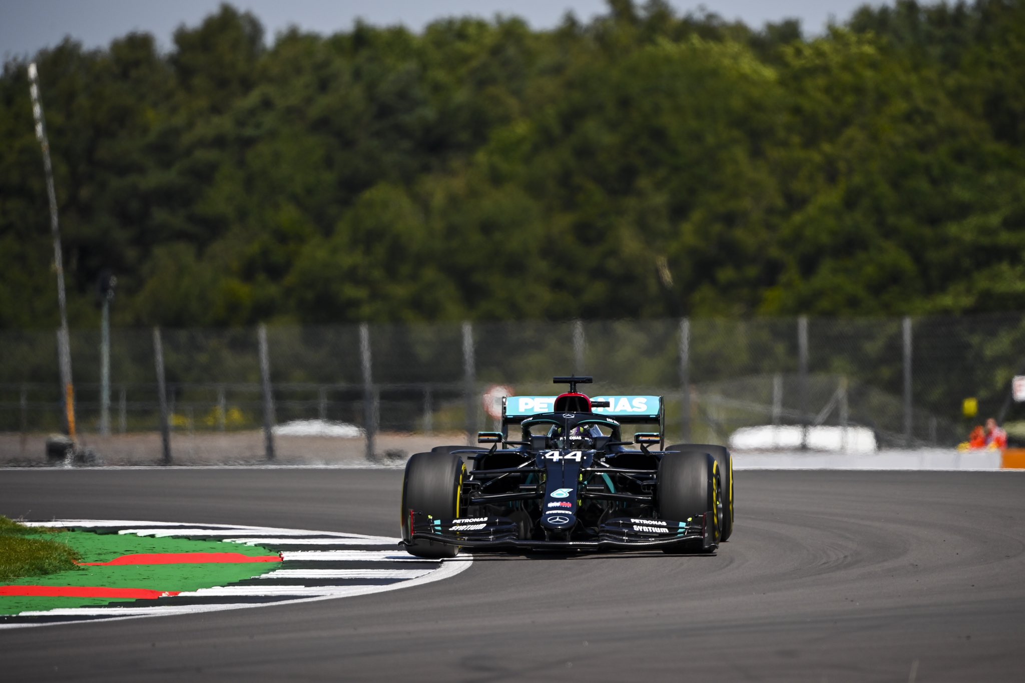 Lewis Hamilton nyerte a Mercedes házon belüli harcát a pole pozícióért