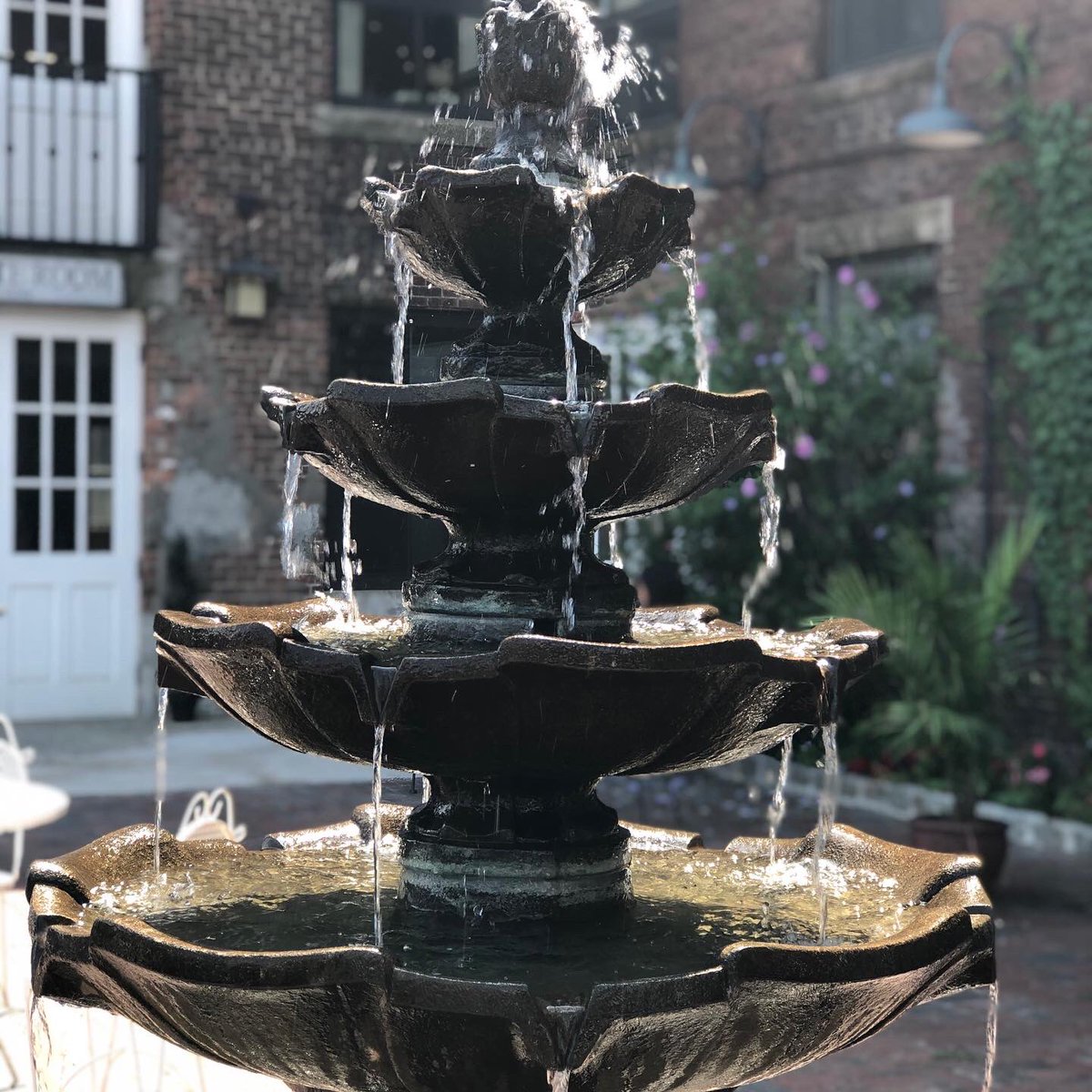 freshandsalty's tweet photo. Shopping, eating, sunshine, summer...all safely @ShopCrompton and @Canal_District 
.
.
.
#freshandsalty #bostonmade #newenglandmade #retiredsailcloth #bostonmakers #cromptoncollective #weekendshopping #staysafe #canaldistrict #summerfun #weekendfun #whalestail #waterfountain https://t.co/whCY69cft4