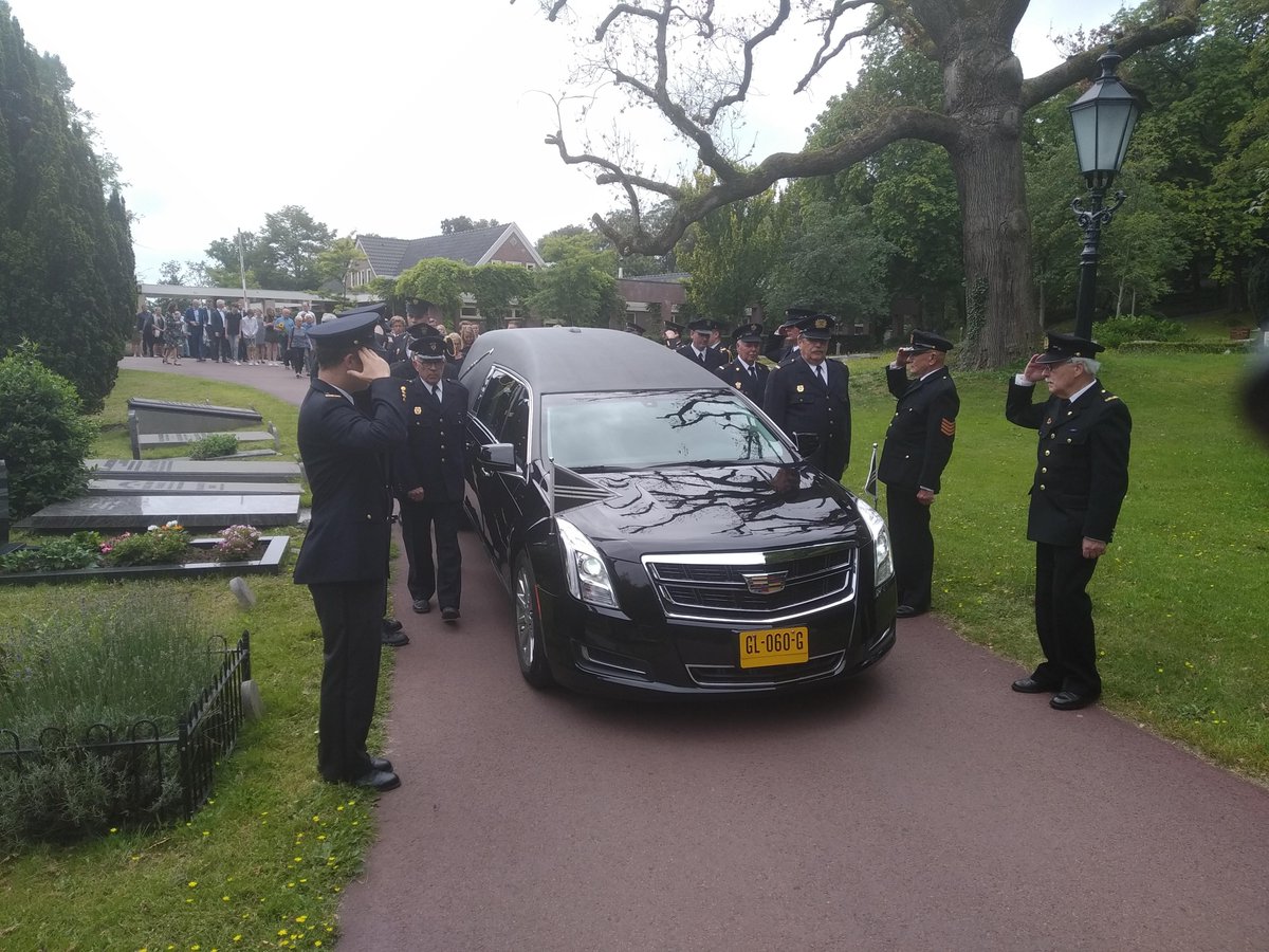 Brandweer Krommenie neemt met erehaag afscheid van oud-commandant Wasscher..