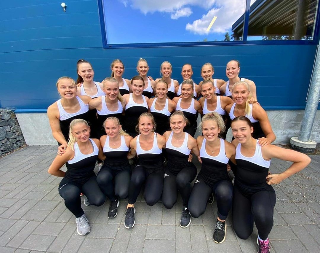 First team photo of the season 2020-2021 🤩 It's been an intense two weeks of practicing our new programs and now we're enjoying the weekend off! ☀️ Ps. We're in love with our new clothes from Team Place 😍 #quefamily #teamuniquesynchro #synchronizedskating #skatingfinland