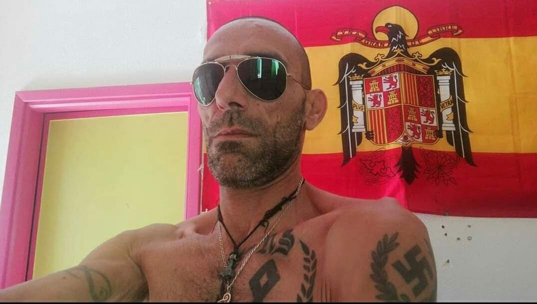 FonsiLoaiza's tweet photo. Hoy ha sido detenido en Manresa el nazi Daniel Fernández por agredir a un menor de 14 años que llevaba una camiseta con el lema "Acción Antifascista". No déis RT que se enfada si se difunde su imagen. https://t.co/6aoI0uoY8b