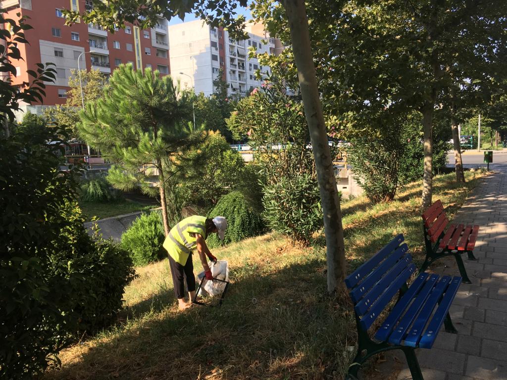 punetorettirane's tweet photo. Sa të bukura e të pastra ✨🧹janë lulishtet e Tiranës🖼️ ! Kujdes i veçantë 👌tregohet ndaj tyre nga ekipi ynë, dhe në këto ditë të nxehta vere🌤️ përmes vaditjes💦 e pastrimit , në  mënyrë që qytetarët 👩‍👦‍👦👨‍👦të relaksohen💚 gjatë kohës së lirë.
#Lulishtetëpastra
#Tirana1️⃣💚💚 https://t.co/2a5cGNPpnJ