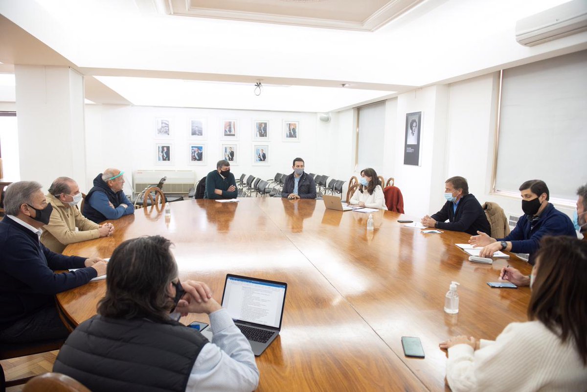 Atentos a que el próximo lunes 3 de de agosto vence el decreto provincial referido al Distanciamiento Social, estoy reunido con miembros del Gabinete y los intendentes del Gran Mendoza, haciendo evaluaciones y analizando los pasos a seguir.