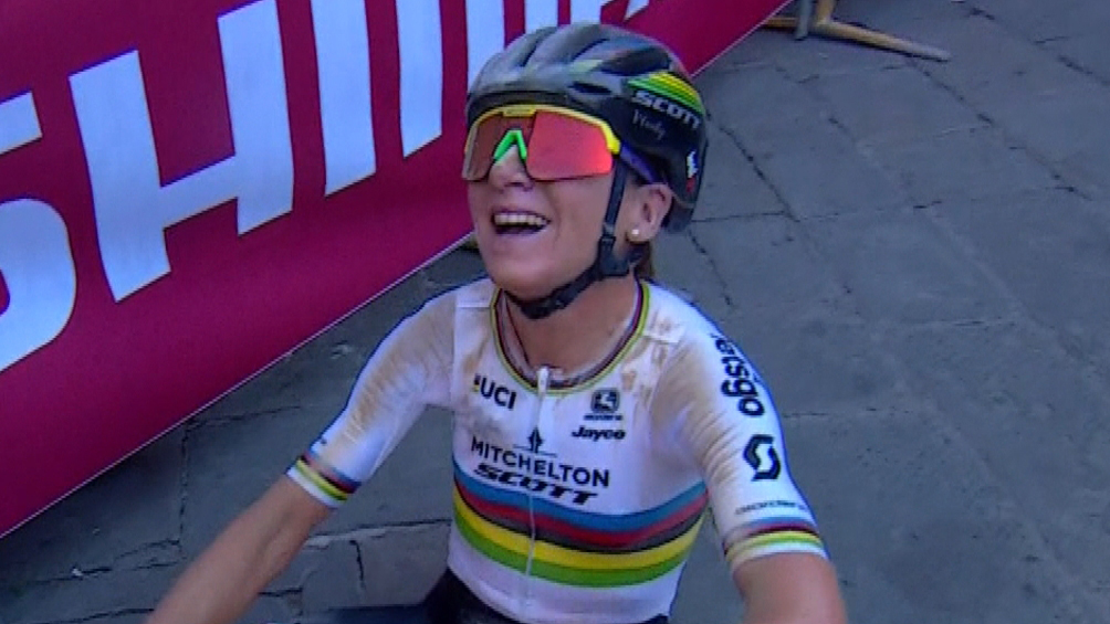 🥇 WAUW! Na een ijzersterke inhaalrace wint <a href="/AvVleuten/">Annemiek van Vleuten</a> voor het tweede jaar op rij Strade Bianche. nos.nl/l/2342544