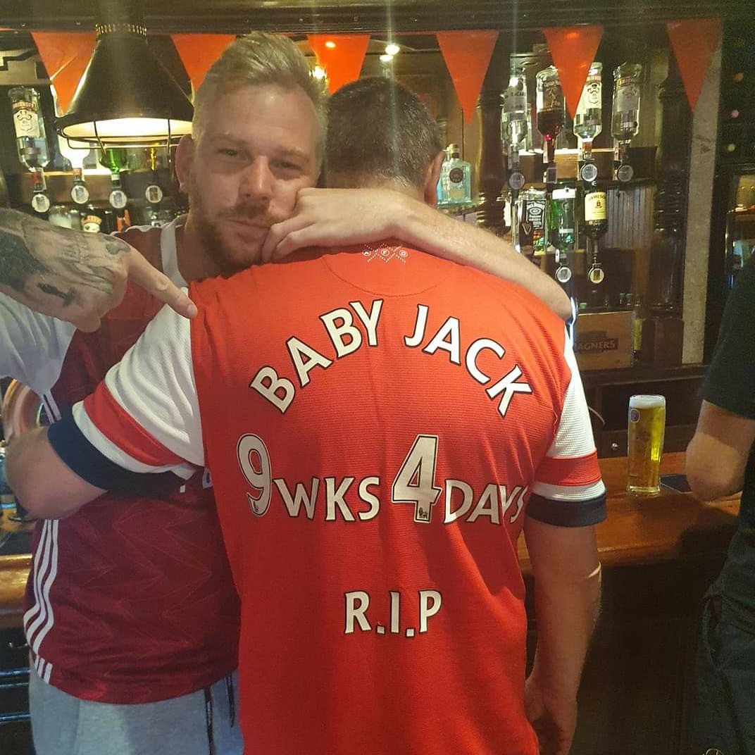 GadgetAFC's tweet photo. Lets share this as much as we can. This man is one of my bestest friends ever and it was a pleasure to watch this final with him and his family and win the cup for his baby Jack. Do your business @Arsenal twitter and RT and like this picture for the memory of baby Jack 🔴⚪ https://t.co/5gpsKqMTqb