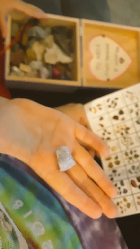 vigilante_wine's tweet image. My 7 yr old niece loves crystals  and dresses like Stevie Nicks 😂❤🌞🌛  #NotAWitch @Amander007 @KenyonLaing @LucyFitz46