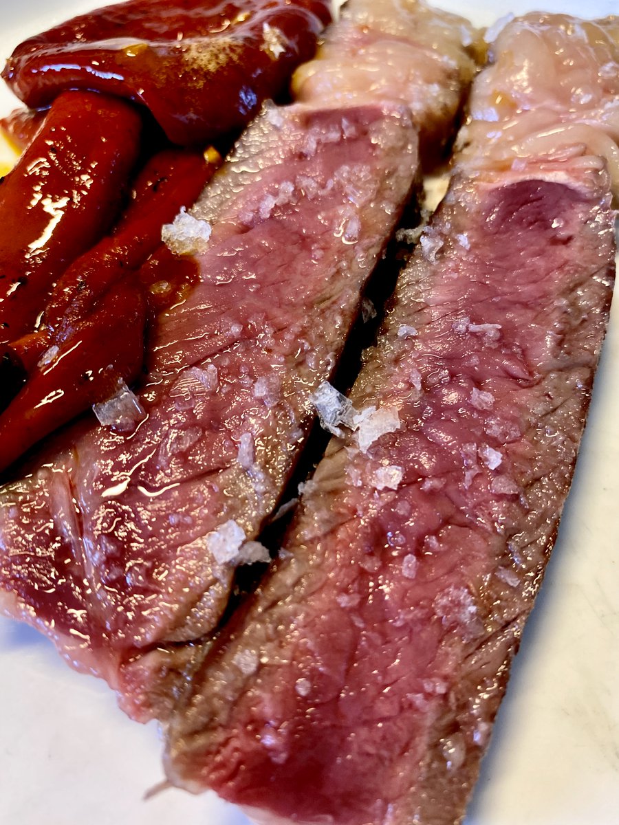 ¡Ojo! Receta de Txuletón de vaca <a href="/CalTomas_carns/">Cal Tomàs</a> con piquillos confitados. 
Aprender a hacer txuletas no tiene precio.
Link a videoreceta: youtu.be/m-lS17kcLb8 
#ColmadoandFriends #CalTomas #RecetasFaciles