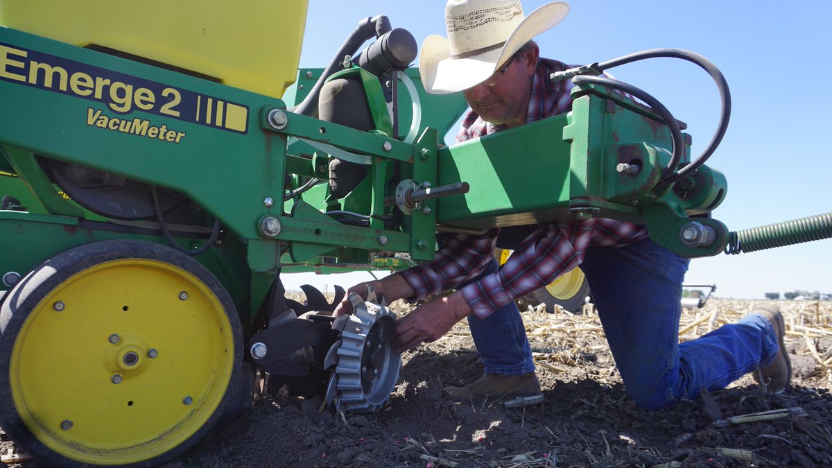 PAR_AgReviews's tweet photo. Joe Keiser, farmer from Nebraska, had issues with his seed bed. Joe knew that using the @PrecisionPlant CleanSweep would help but was concerned the cost of the system would offset the benefits.
Read Joe's #PrecisionProfile here: https://t.co/dVxbSseGrb
#precisionagreviews https://t.co/xISUM4e5sP