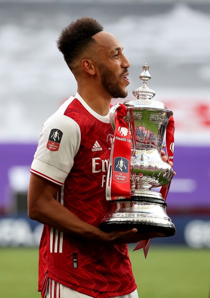 RETWEET IF YOUR CAPTAIN HAS A TROPHY THIS SEASON