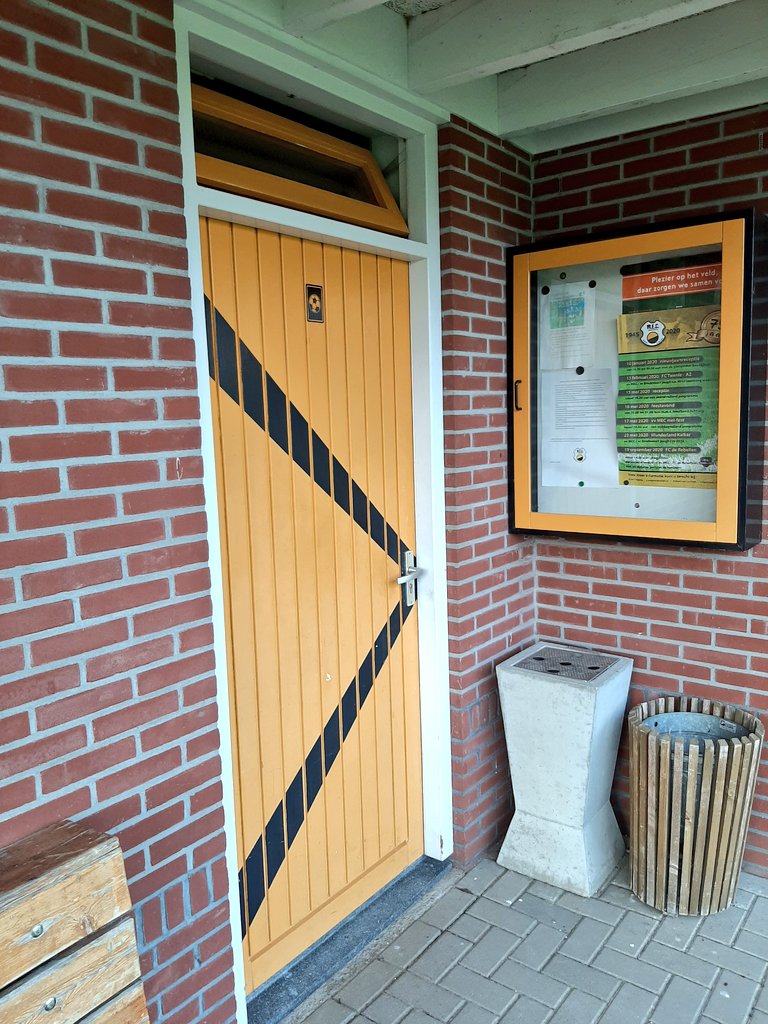 Riemenserik's tweet photo. Niets mooier dan op vakantie rondrijden en op zoek te gaan naar een paar plaatselijke voetbalverenigingen. Je weet wel die oude, kleine en voor het voortbestaan vechtende clubjes. Zoals @vvmec in Winterswijk-Miste. (1)

@cc @Staantribune https://t.co/IgNchEueCV