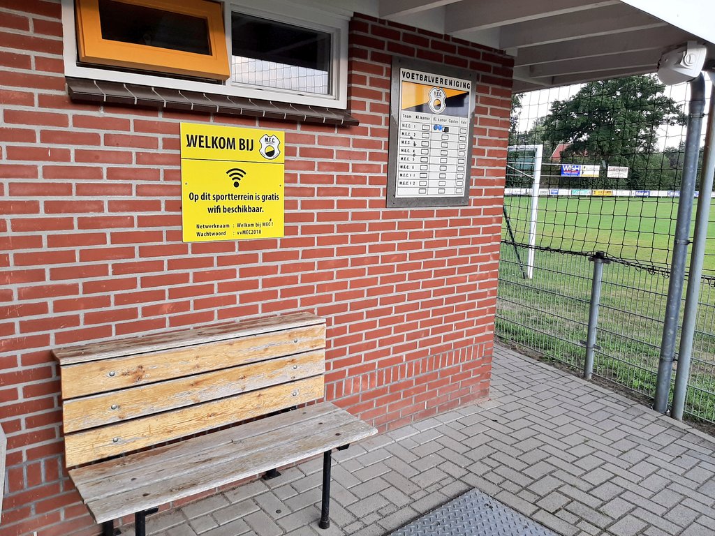 Riemenserik's tweet photo. Niets mooier dan op vakantie rondrijden en op zoek te gaan naar een paar plaatselijke voetbalverenigingen. Je weet wel die oude, kleine en voor het voortbestaan vechtende clubjes. Zoals @vvmec in Winterswijk-Miste. (1)

@cc @Staantribune https://t.co/IgNchEueCV