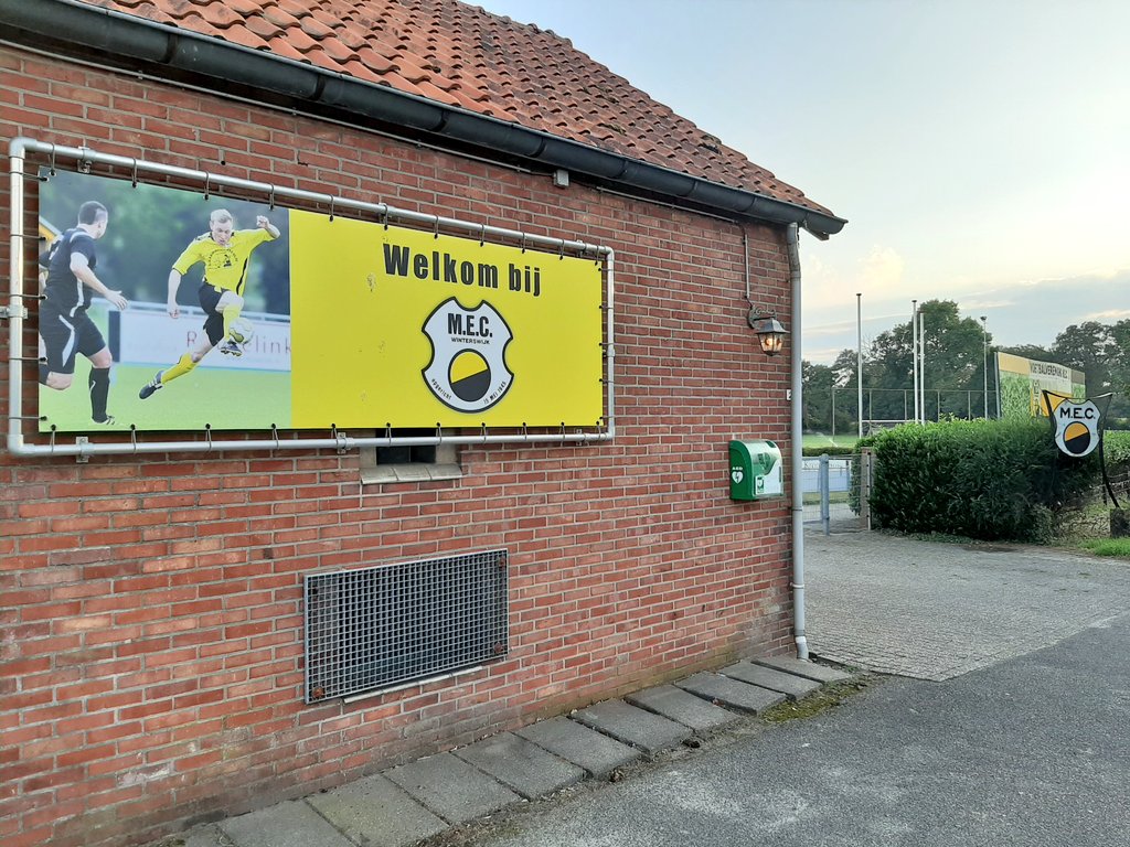Niets mooier dan op vakantie rondrijden en op zoek te gaan naar een paar plaatselijke voetbalverenigingen. Je weet wel die oude, kleine en voor het voortbestaan vechtende clubjes. Zoals <a href="/vvmec/">vv M.E.C.</a> in Winterswijk-Miste. (1)

<a href="/cc/">cc</a> <a href="/Staantribune/">Staantribune</a>