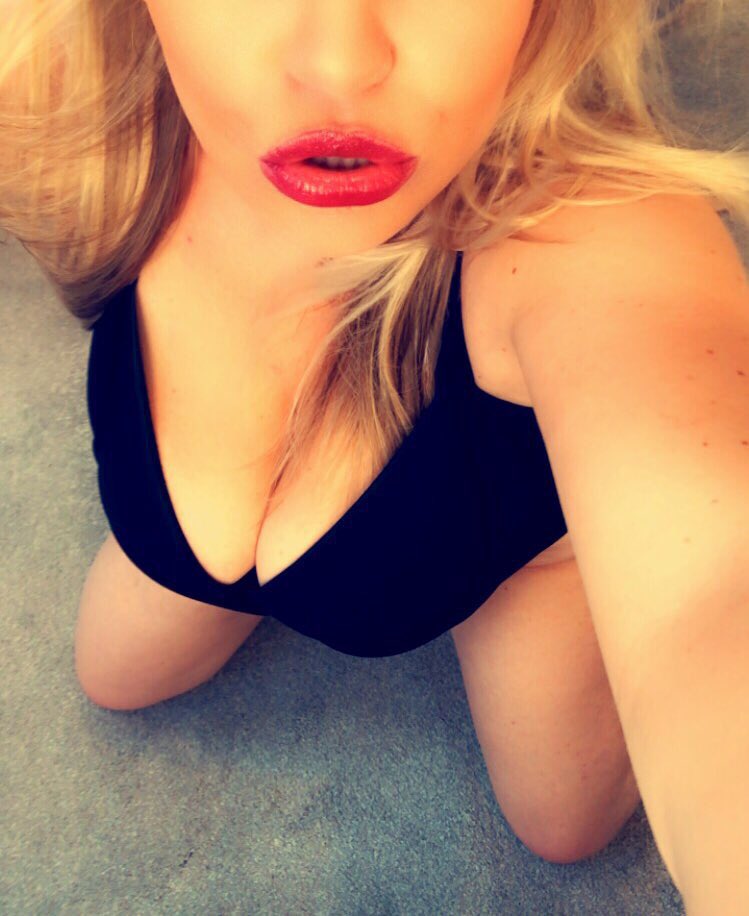 PiggyPeter2's tweet photo. Nobody..
Nobody..
Does humiliate you better than her.
She is an expert. She knows how to show any beta one its place.
Look at those sexy lips of @GoddessSexyLips.
Ask yourself if don't you wanna be ruined badly by the most vivacious woman.

Femdom
Findom
Paypig
Finsub https://t.co/yxEdJig8vy