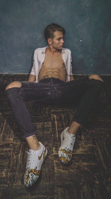 Everything outside is in gloomy colors, but in the soul is a rainbow  @logan98elite  @chaturbate  @thedreamrooom @PowerBoysss @HotDudesX<a href="/tag/monroefox"class="tags"><span>#monroefox</span></a>