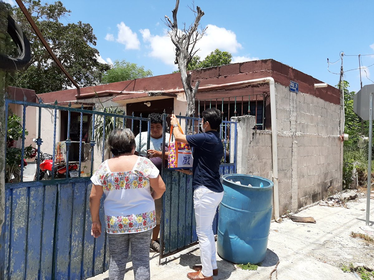 ramon_may's tweet photo. Atendiendo peticiones y gestiones en las colonias #Miraflores y #SanPabloOriente con las medidas de higiene correspondientes y con el entusiasmo de las #Mujeres que a pesar de la pandemia estan preocupadas por el bienestar de sus colonias. #MéridaNosUne https://t.co/XLnyyhZ3XS