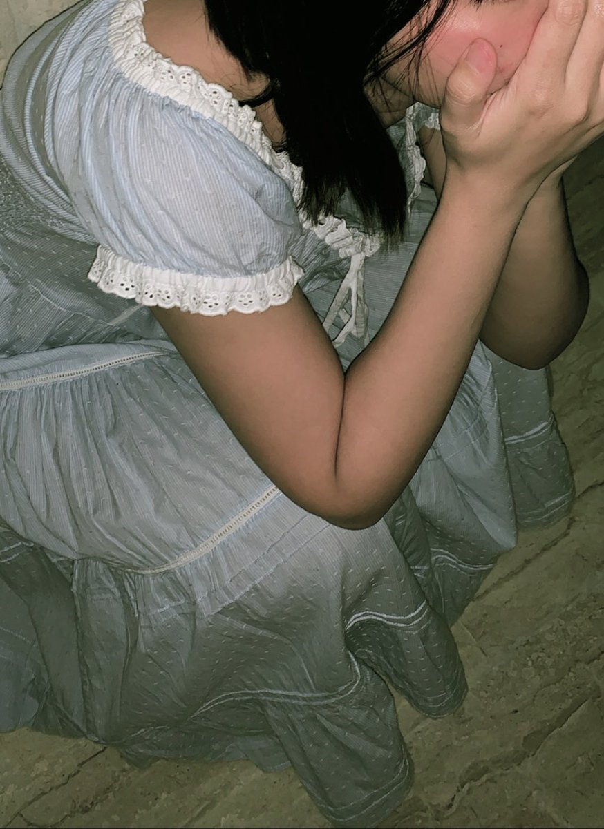 ลองฟิลเตอร์อันนั้นที่ฮิตเล่นกัน แต่ชั้นกำลังจะนอนแล้วก้เลยใส่ชุดนอนหน้าสดออกมาถ่ายหน้าบ้านในตีมผีสาวขี้เง๋า