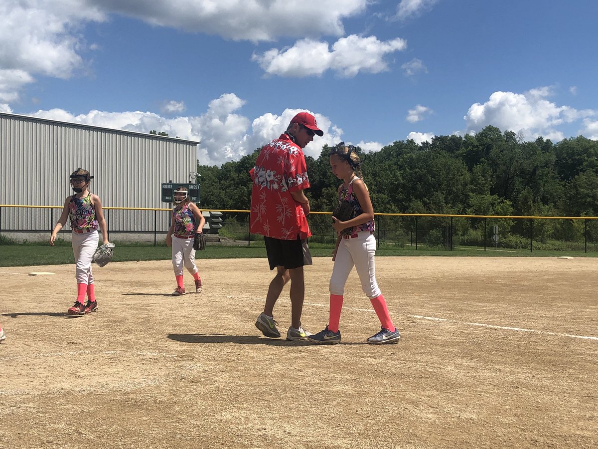 Between innings conference with father, daughter! <a href="/HawaiianHitfest/">HawaiianHitfest</a> #FPHawaiianHitfest #TopekaAngels10uC