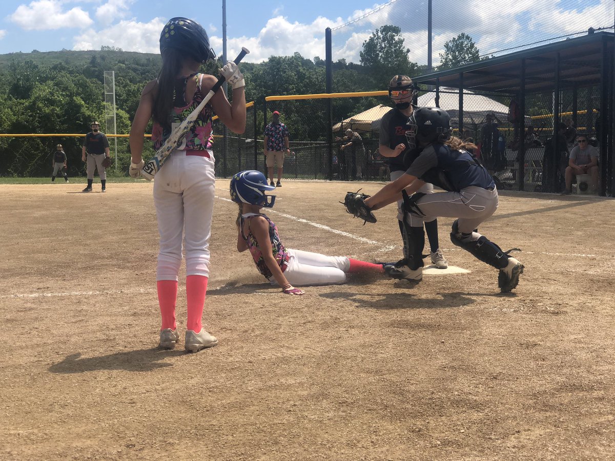 She’s safe! Nice slide #25! <a href="/HawaiianHitfest/">HawaiianHitfest</a> #FPHawaiianHitfest #TopekaAngels10uC