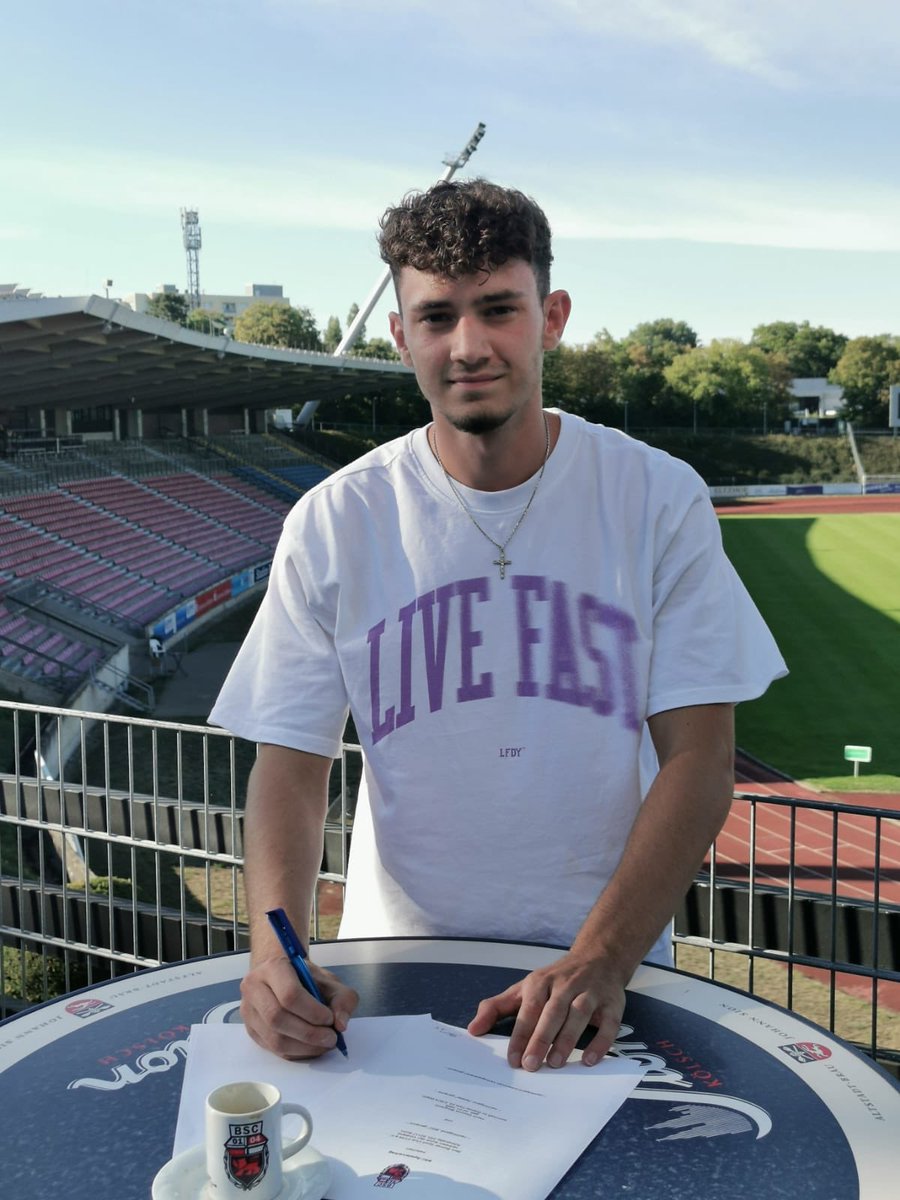 bonner_sc's tweet photo. Mit dem 21-jährigen Dominik Bilogrevic präsentieren die Rheinlöwen einen weiteren Neuzugang 🦁🔵🔴Der Mittelfeldspieler gehörte dem Profikader des @SCPaderborn07 an und war in den letzten 2 Jahren Kapitän der U21 Vertretung. Er wird für ein Jahr ausgeliehen.

#gemeinsamlöwenstark https://t.co/MhvdNolMpU