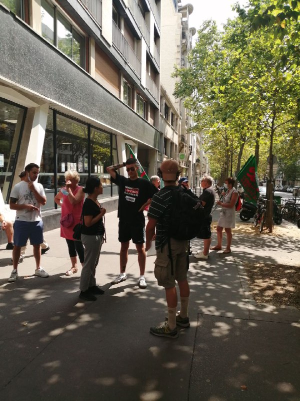 🍆🍎Nous étions avec au #Biocoop le retour à la terre (avenue Philippe Auguste #Paris11) pour soutenir les salarié-es pour leur deuxième journée de grève contre le travail du dimanche et en lutte pour la revalorisation de leurs salaires !