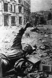 "Nie sposób zrozumieć tego narodu,który miał przeszłość tak wspaniałą, ale zarazem tak straszliwie trudną-bez Chrystusa. (...)jeśli się nie pamięta,że pod tymi samymi gruzami legł również Chrystus-Zbawiciel ze swoim krzyżem sprzed kościoła na Krakowskim Przedmieściu" Jan Paweł II