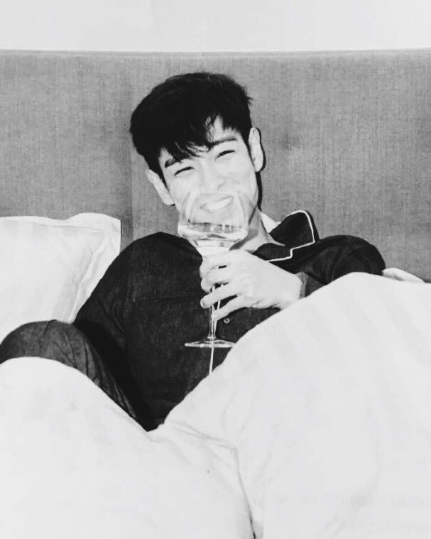 monchaeIin's tweet image. Wine in the morning, she says, “Baby, do you have to go?”