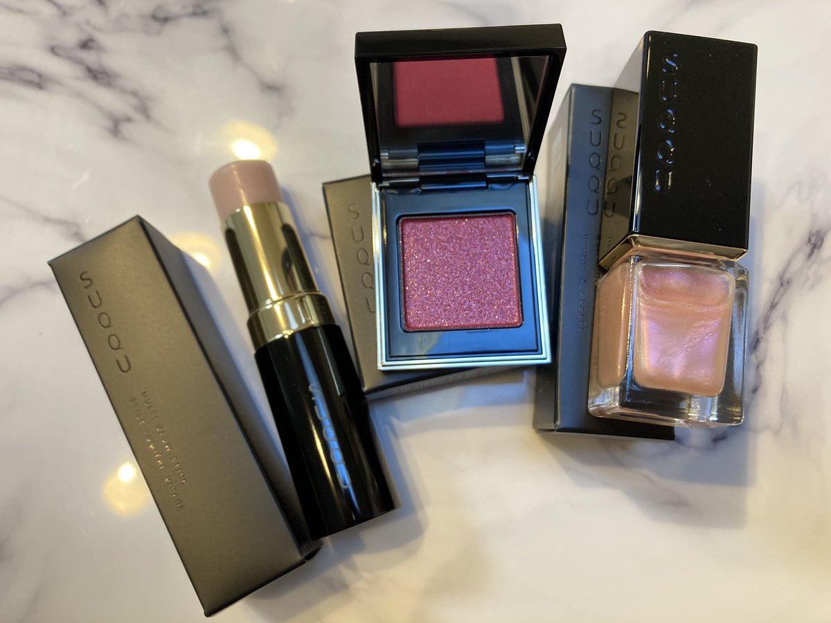 渋谷 絵美里 守 Ote コスメ購入品 Suqqu Suqquの秋コレ 今回は限定品のみお迎え ネイルは友人からのプレゼント めっちゃ嬉しい アイシャドウ トーンタッチアイズ 106 花氷 Hanagoori ハイライト マルチ グロウ スティック 101 クリア