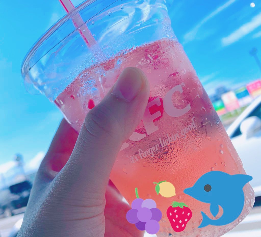 ON_erc's tweet photo. ⁰⁸/₀₁ » 夏の始まり

どこも人！人！人！👻☀️

県外ナンバーばっか🧟‍♀️🏖

人混みでマスク外す勇気なかった〜🙊🌧

⋆
#ケンタ
#ベリーレモネードソーダ
#３種類のベリー
#ベリー系が苦手な件
#売りのごろごろ果肉はスルー
#サーティーワン
#ポケモン
#メタモン好き
#車まで我慢
#アイスどーっろどろ https://t.co/zul6BkOQAp
