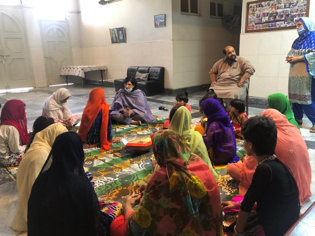 آج میں  نے اسلام آباد میں ایدھی ہوم کا دورہ کیا اور وہاں موجود خواتین اور بچیوں سے عید ملی۔ وہاں خواتین سے مل کر تسلی ہوئی کہ ہمارے سماجی تحفظ کے ادارے بے سہارا خواتین کے وقار کو ملحوظ رکھتے ہوئے ان کوسائبان فراہم کر رہے ہیں۔
#Ehsaas