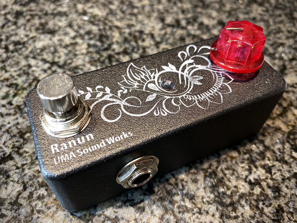 UMA_sound's tweet photo. 新バージョンのrunan(bass booster)ですが...
ラインナップにこのサイズのペダル1機種しかないのでケース買った分だけ量産しまくってましたが、ついに#001にオーナーさんが!!
いらないロー成分がカットされ5弦の輪郭がはっきりした。踏みっぱなしで使いたいと言って頂きました! https://t.co/DPIc8atFGO