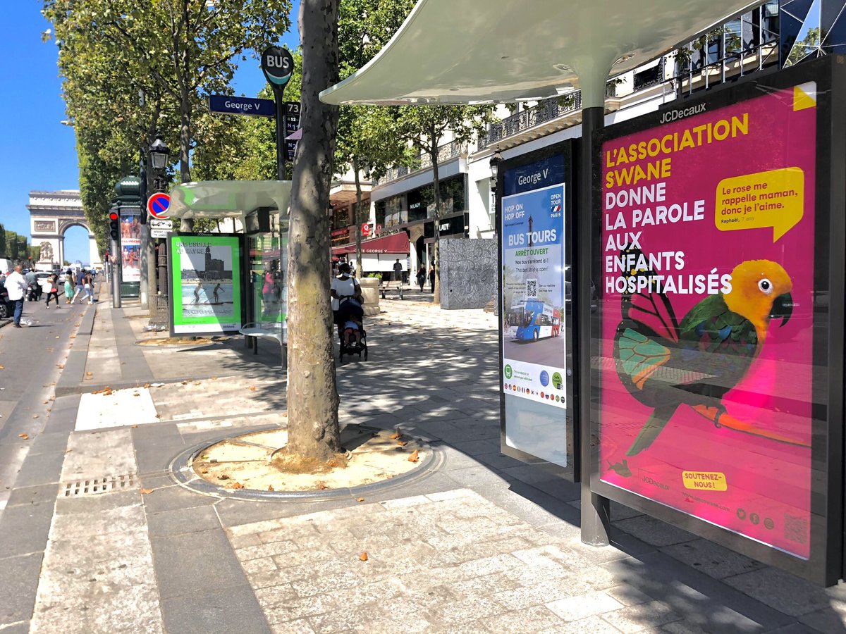 AssoSwane's tweet photo. 🎶 Aux Champs-Élysées pala pala pa 🎶 Et de 3 ! Et cette fois-ci nous avons investi la plus belle avenue du monde ✨ Jusqu’à mercredi, vous pouvez retrouver nos 5 belles affiches tirées à 1650 exemplaires ! Continuez à poster vos jolies 📸 sans oublier la mention @AssoSwane https://t.co/8jx2uarya2
