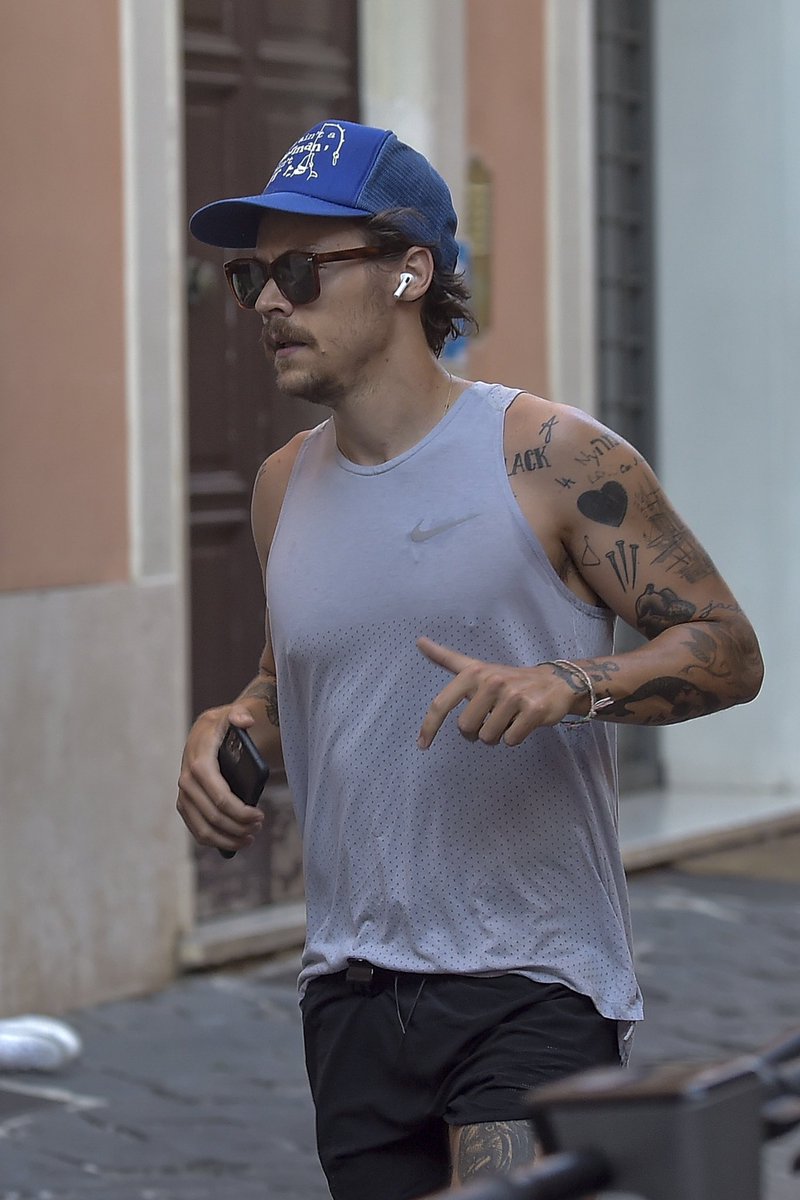 harry styles jogging [ a short thread ]