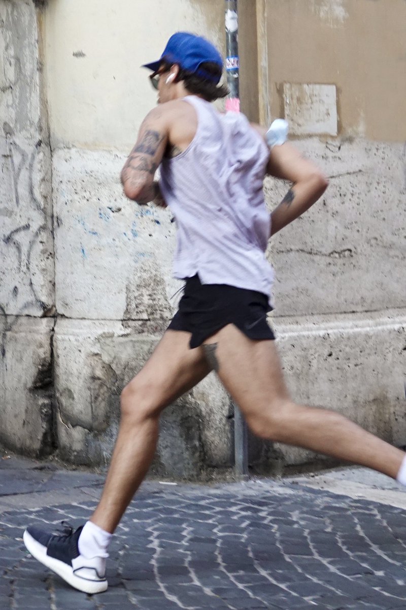 harry styles jogging [ a short thread ]