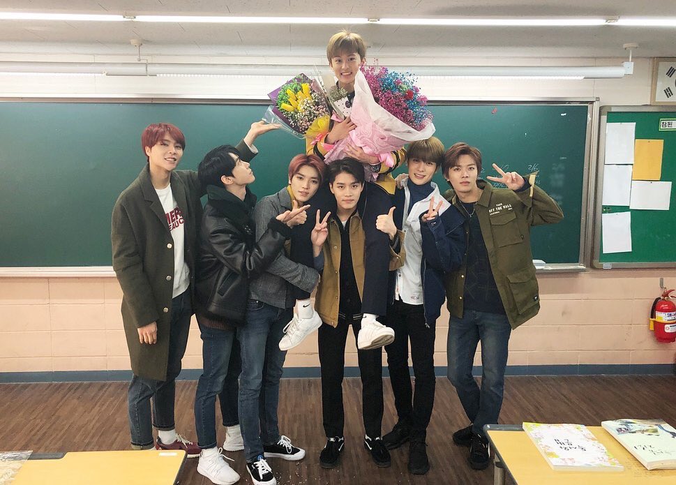 [#HAPPYMARKDAY 🦁]

มาร์คเรียนจบมัธยมต้นที่ Eonju Middle School และจบมัธยมปลายที่ School of Performing Arts Seoul ในเดือนกุมภาพันธ์ 2018
